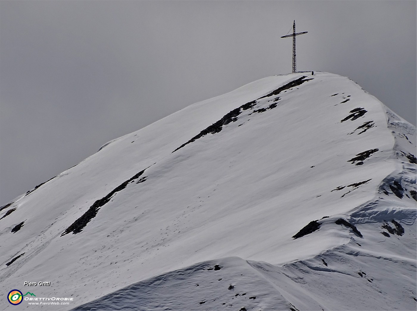 48 Maxi zoom sulla croce di vetta del Monte Cavallo (2322 m).JPG